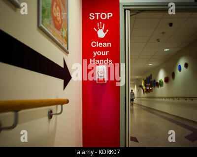 Ein Alkohol gel Abfüllstation für Hand Desinfektion im Krankenhaus mit einem Warnzeichen. Stockfoto