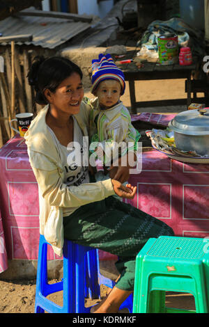 Minhla Dorf auf der rechten (westlichen) Ufer des Irrawaddy Fluss in Myanmar (Burma). Stockfoto