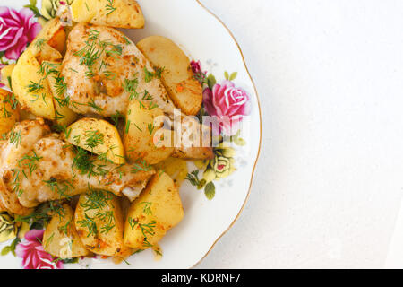 Brathähnchen Bein und Kartoffeln auf weiße Platte Stockfoto