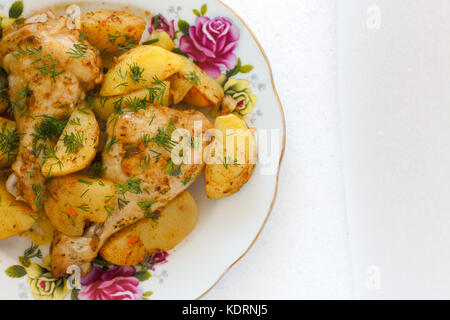 Gegrilltes Huhn Bein mit Salzkartoffeln Stockfoto