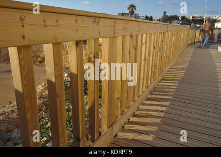 Gehweg an der Nossa Senhora Da Rocha Kapelle in Lagoa, Algarve, Portugal Stockfoto