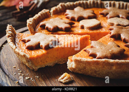 Kürbiskuchen mit Slice ausgeschnitten. Detailansicht. Herbst Komfort Essen, Thanksgiving Dinner Menü Tabelle Stockfoto