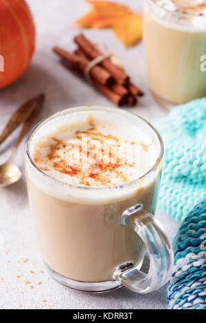 Kürbis Karamell spice Latte in Glas mug. Detailansicht Stockfoto