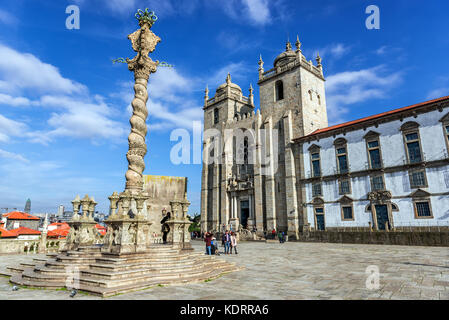 Pranger vor der römisch-katholischen Kathedrale SE in Porto, der zweitgrößten Stadt Portugals. Blick mit Kloster und Kapitelhaus Gebäude Stockfoto