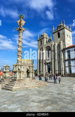 Pranger vor der römisch-katholischen Kathedrale SE in Porto, der zweitgrößten Stadt Portugals. Blick mit Kloster und Kapitelhaus Gebäude Stockfoto