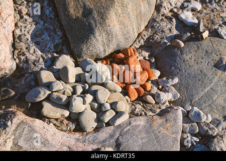 Zwei Haufen von Steinen zusammen auf einem Stein Strand gestapelt Stockfoto