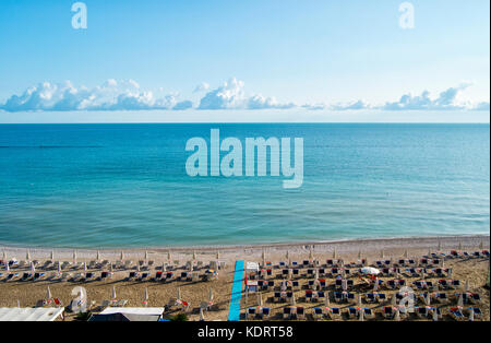 Luftaufnahme von Sonnenschirmen und beachline in Marotta. Für Reisen und Urlaub Konzepte Stockfoto