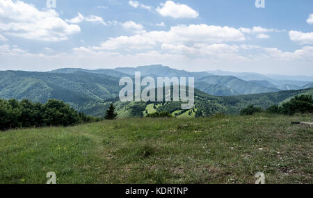 Bergpanorama mit nur Hügel und keine Dörfer von hnilicka kycera Hill in der Mala Fatra Gebirge in der Slowakei Stockfoto