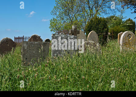 Grabsteine auf dem Friedhof der Kirche des Hl. Johannes des Täufers an Countisbury in Devon, an der South West Coast Path in Exmoor National Park Stockfoto
