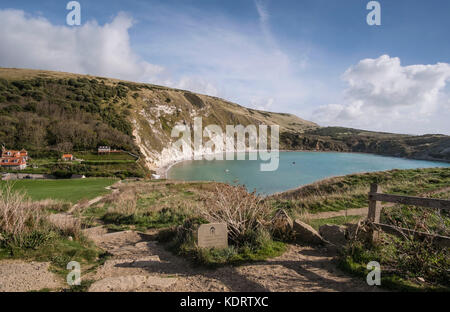 Eine Weitwinkelansicht Lulworth Cove auf der Jurassic Coast in Dorset, England, Großbritannien Stockfoto