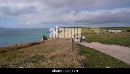 Einen weiten Blick über die Jurassic Coast auf der Suche nach Westen Richtung Durdle Door von der South West Coast Path peak in der Nähe von Lulworth in Dorset, England, Großbritannien Stockfoto