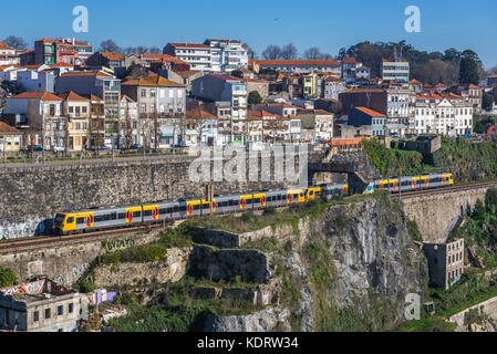 Blick von der Infante D. Henrique Brücke auf die Stadthäuser und die Eisenbahnlinie von Porto, Portugal Stockfoto