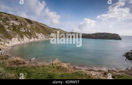 Eine Weitwinkelansicht Lulworth Cove auf der Jurassic Coast in Dorset, England, Großbritannien Stockfoto