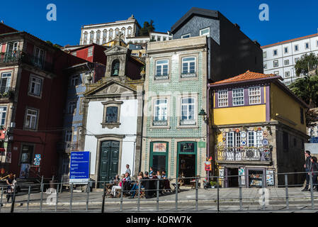 Kapelle Capela da Lada und Häuser in Cais da Ribeira Straße, Ribeira-Viertel in der Stadt Porto, zweite größte Stadt in Portugal Stockfoto