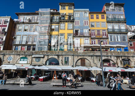 Wohngebäude an einer Cais da Ribeira Straße am Flussufer, Ribeira Bezirk in Porto Stadt, zweitgrößte Stadt in Portugal Stockfoto