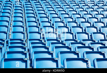 Gefaltet, blauen Kunststoff Stühle auf einer temporären Tribüne Stockfoto