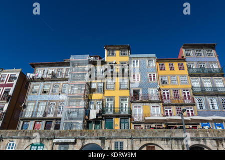 Wohngebäude an einer Cais da Ribeira Straße am Flussufer, Ribeira Bezirk in Porto Stadt, zweitgrößte Stadt in Portugal Stockfoto