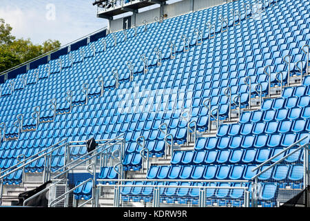 Gefaltet, blauen Kunststoff Stühle auf einer temporären Tribüne Stockfoto