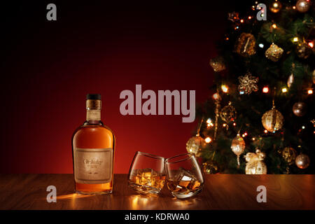 Nahaufnahme Blick auf zwei Gläser mit Whisky auf Farbe zurück. Selbst label gemacht. Stockfoto