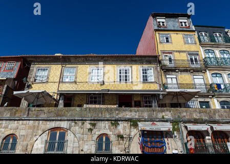 Wohngebäude an einer Cais da Ribeira Straße am Flussufer, Ribeira Bezirk in Porto Stadt, zweitgrößte Stadt in Portugal Stockfoto