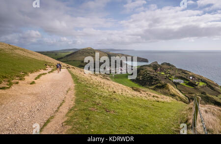 Überblick über West Lulworth Tal und die Bucht von der South West Coast Path mit einem Weitwinkelobjektiv, Dorset, England, Großbritannien Stockfoto