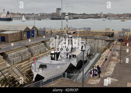 HMS M.33 im Trockendock in Portsmouth Historic Dockyard Stockfoto