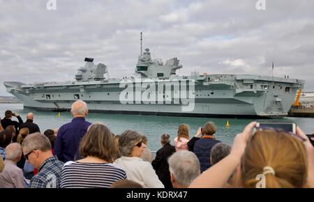 Die Leute, die Fotos von der Royal Navy Flaggschiff HMS Queen Elizabeth in Portsmouth Navel Base Stockfoto