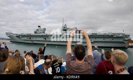 Die Leute, die Fotos von der Royal Navy Flaggschiff HMS Queen Elizabeth in Portsmouth Navel Base Stockfoto