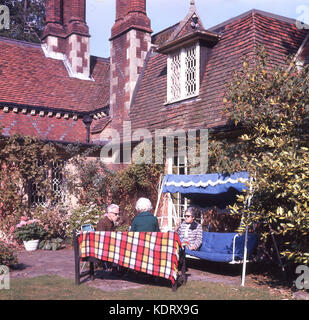 1960, historische, drei ältere Leute draußen auf der Terrasse eines alten Hauses, England, Großbritannien sitzen. Stockfoto