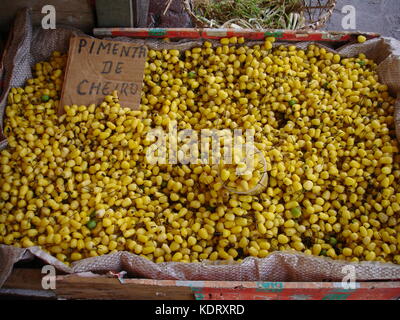 Kleine gelbe Paprika in einem rustikalen, in einer Straße Markt in Brasilien Stockfoto