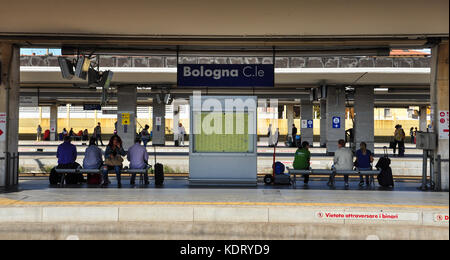 Passagiere und Plattform anmelden, Hauptbahnhof, Bologna, Italien Stockfoto