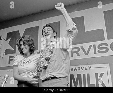 Harvey Milk, feiert mit Anne Kronenberg in seinem Fotogeschäft, seine Wahl zum San Francisco Supervisor am Wahlabend. November 1977 Stockfoto