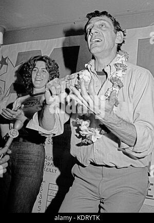 Harvey Milk, feiert mit Anhänger in seiner Kamera speichern, zu seiner Wahl als San Francisco Supervisor in der Wahlnacht. November 8, 1977 Stockfoto