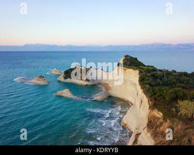 Luftbild von Kap Drastis auf der Insel Korfu in Griechenland bei Sonnenuntergang. malerische Küste der Insel Korfu. wunderschöne Landschaft Stockfoto