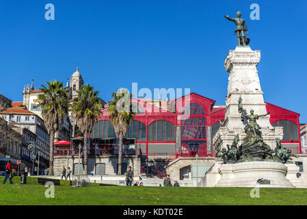 Infante D. Henrique (Prinz Heinrich der Seefahrer) Statue in Porto Stadt in Portugal. Hard Club (früher Ferreira Borges Market) im Hintergrund Stockfoto