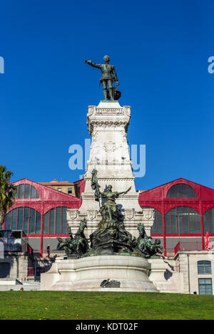 Infante D. Henrique (Prinz Heinrich der Seefahrer) Statue in Porto Stadt in Portugal. Hard Club (früher Ferreira Borges Market) im Hintergrund Stockfoto