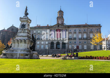 Infante D. Henrique (Prinz Heinrich der Seefahrer) Statue und Palacio da Bolsa (Börse Palast) in Porto Stadt, Portugal Stockfoto