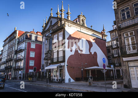 Wandbild und Pfarrkirche St. Nikolaus (Igreja de Sao Nicolau) awith Azulejo Fliesen Fassade in Porto, zweitgrößte Stadt in Portugal Stockfoto