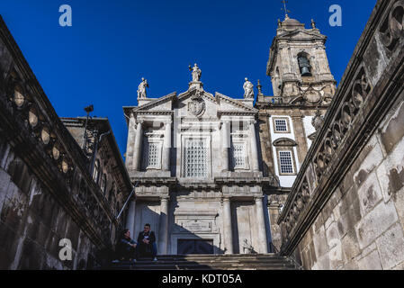 Kirche der ehrwürdigen Dritten Ordens des Heiligen Franziskus (links) und Kirche des Heiligen Franziskus (Igreja de São Francisco) in der Stadt Porto, Portugal Stockfoto