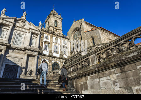 Kirche der ehrwürdigen Dritten Ordens des Heiligen Franziskus (links) und Kirche des Heiligen Franziskus (Igreja de São Francisco) in der Stadt Porto, Portugal Stockfoto