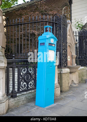 LONDON, Großbritannien - 25. AUGUST 2017: Original-blaues Polizeitelefon auf St. Martin's Le Grand in der City of London. Wird derzeit nicht verwendet. Stockfoto