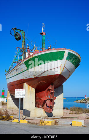 Altes Fischerboot an der Mündung des Flusses Segura Hafen und Yachthafen in Guardamar del Segura am Mittelmeer Alicante, Spanien Stockfoto