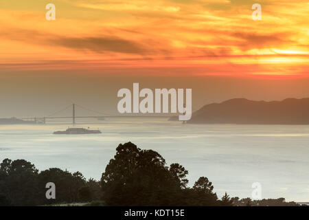 Feurig rauchig Sonnenuntergang über die Golden Gate Bridge. Stockfoto