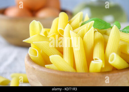 Penne Rigate. Makkaroni in der Form von Federn. mostaccioli Pasta Stockfoto