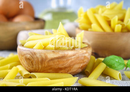 Penne Rigate. Makkaroni in der Form von Federn. mostaccioli Pasta Stockfoto