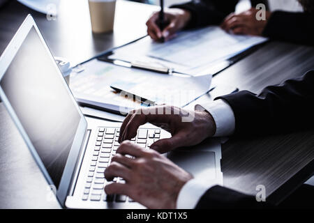 Mann, der an einem Notebook arbeitet. Konzept der Internet Sharing und Zusammenschaltung Stockfoto