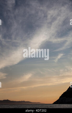 Blick auf die elaphitischen Inseln in Kroatien bei Sonnenuntergang mit einem dramatischen Himmel Stockfoto