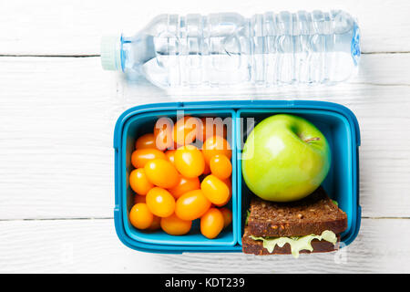 Bild von Cherry Tomate, Apfel, Sandwich in Container Stockfoto