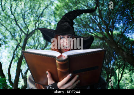 Foto von schreienden Hexe in langen schwarzen Hut Stockfoto