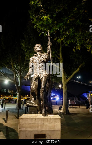 Nacht Blick auf die Statue von Shakespeare Darsteller Sir Laurence Olivier als Hamlet durch das Nationale Theater an der South Bank der Embankment, London SE1 Stockfoto